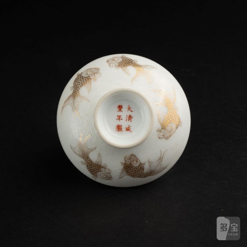    清咸豐 白地描金魚紋蓋杯帶托一對 - 图8